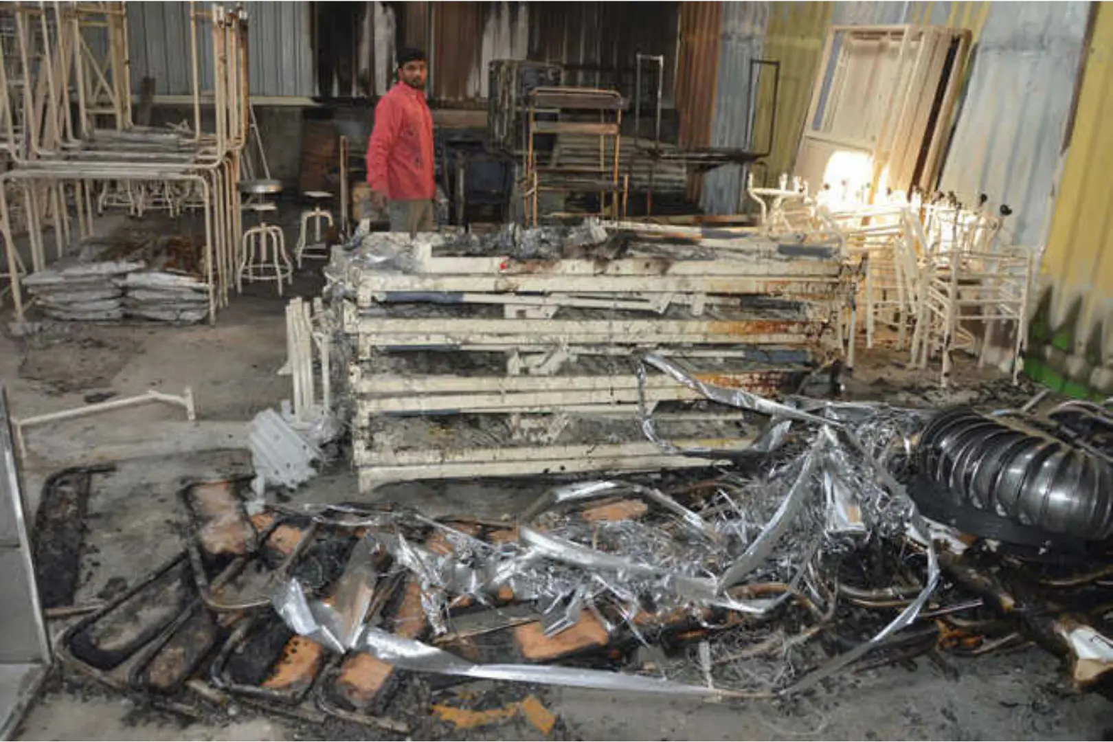 Telangana: A furniture manufacturing business in Hyderabad has a fire that results in one death and six injuries.