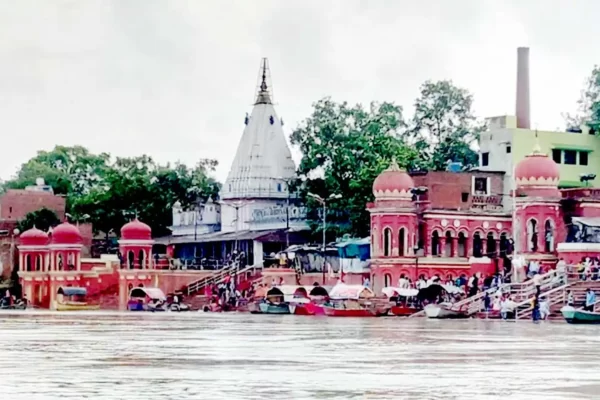 A car crashes into an elderly couple outside the anandeshwar temple in kanpur.