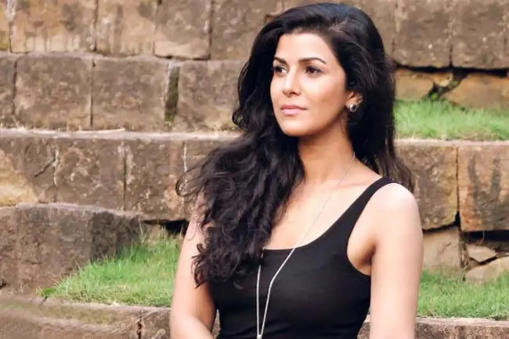 nimrat kaur travels to mumbai to visit a gurudwara.