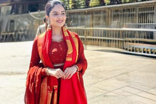Telugu actress Sreemukhi comes, prays at Sri Venkateswara Temple actress Sreemukhi