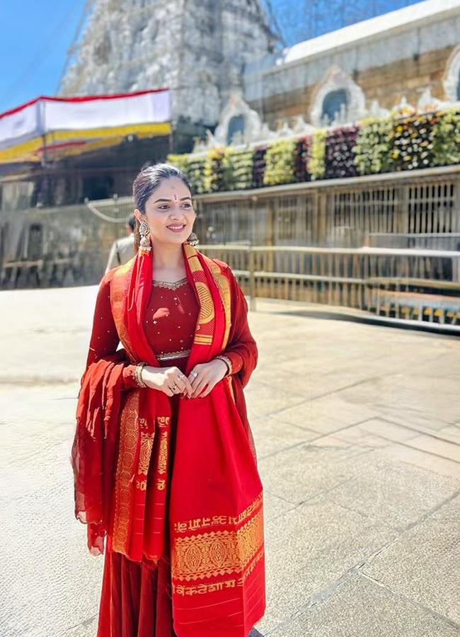 actress Sreemukhi
