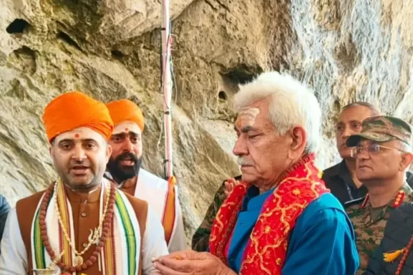 J-K: LG Manoj Sinha offers his obeisance to Baba Barfani, performs ‘Pratham Puja’ at sacred Amarnath cave manoj sinha