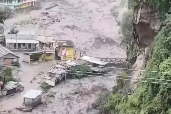 Himachal Pradesh: 633 roads, 1333 electricity lines and 524 irrigation schemes affected by heavy rain himachal pradesh