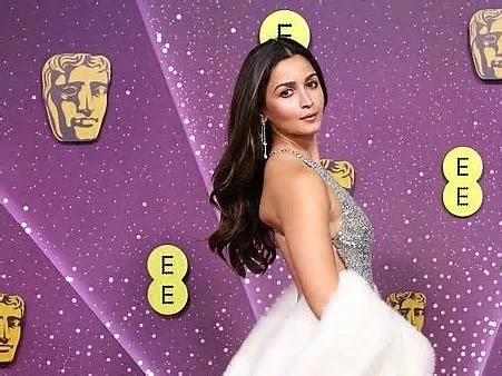 alia bhatt presents at bafta 2026, wins praise for performance