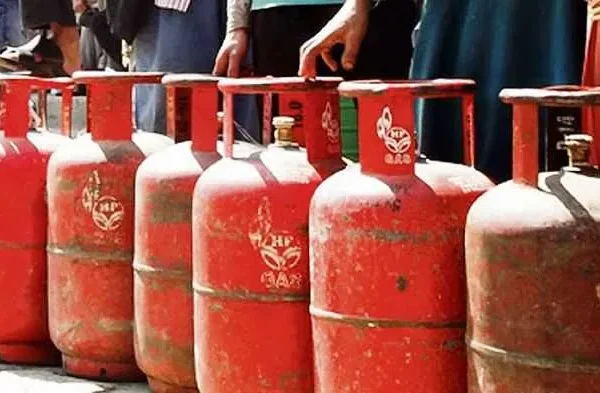 Opposition Raises LPG Supply and Student Meal Crisis Issue in Maharashtra