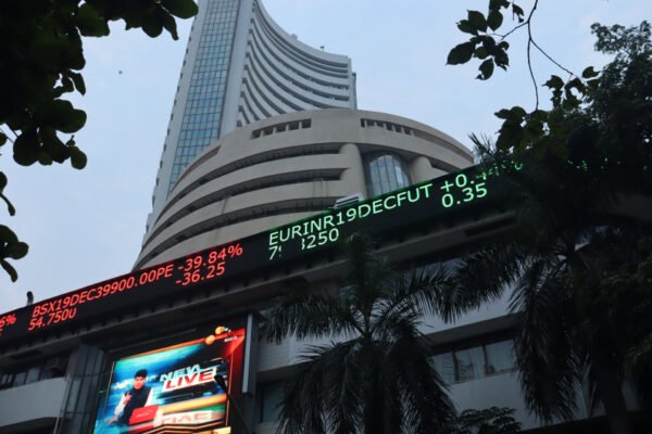 Indian Stock Market Shows Mixed Trends as Investors Track Global Signals
