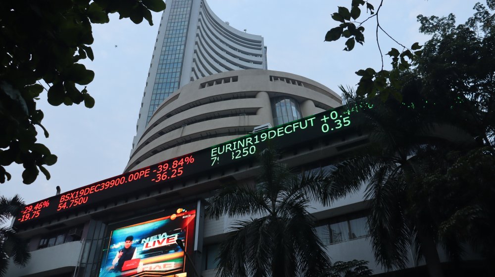 Indian Stock Market Shows Mixed Trends as Investors Track Global Signals